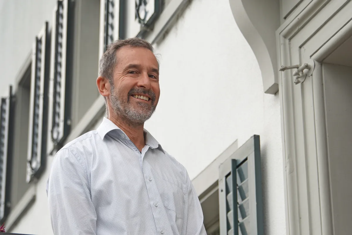 Harry Baumann ist die Erleichterung ins Gesicht geschrieben. Der Abschied vom «Adler» löst bei ihm kaum Wehmut aus. Ein Herr lächelt in die Kamera.